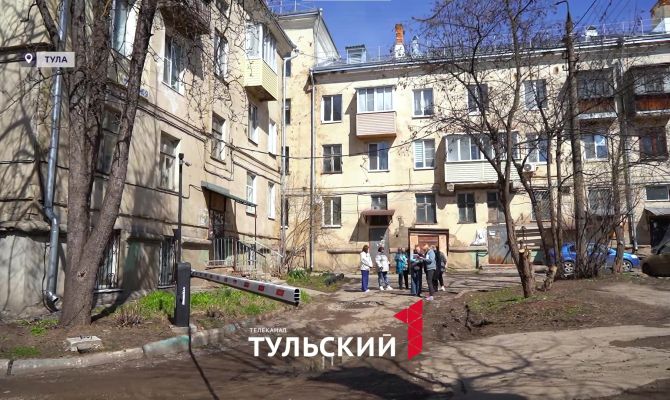 Шлагбаум во дворе развязал "войну" между жителями улицы Металлургов в Туле