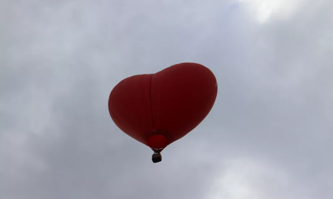 В Кимовске молодожёны поженились на воздушном шаре