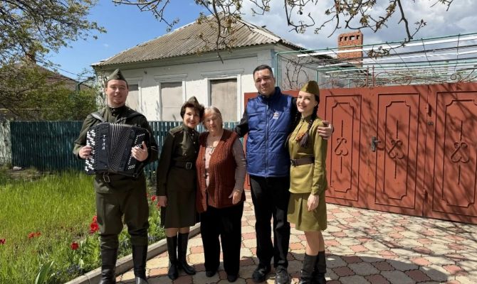 Туляки поздравили ветеранов из Мариуполя с наступающим Днем Победы