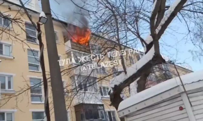 В пятиэтажке на улице Октябрьской в Туле загорелся балкон