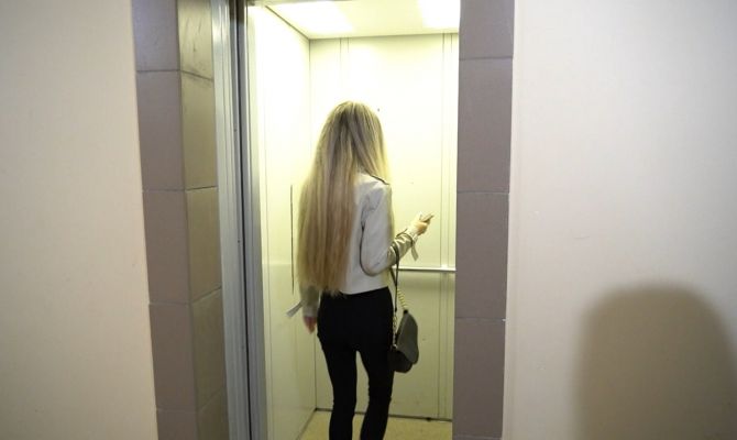 В тульской новостройке мама с ребенком упали в лифте: как вести себя в такой ситуации