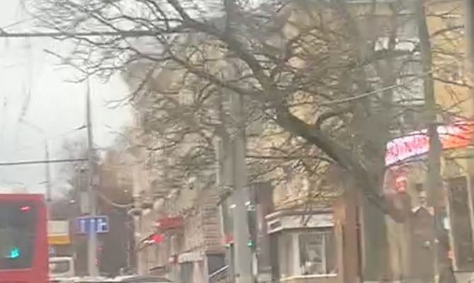 В центре Тулы дерево повисло на проводах