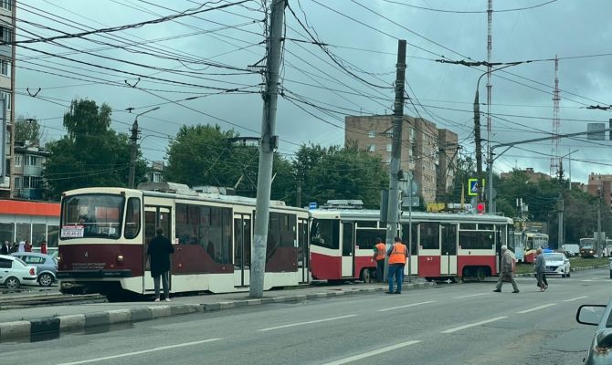 На проспекте Ленина в Туле трамвай сошел с рельсов