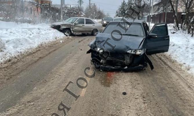В Туле водитель Chery не уступил дорогу «ВАЗ-211440» и попал в больницу