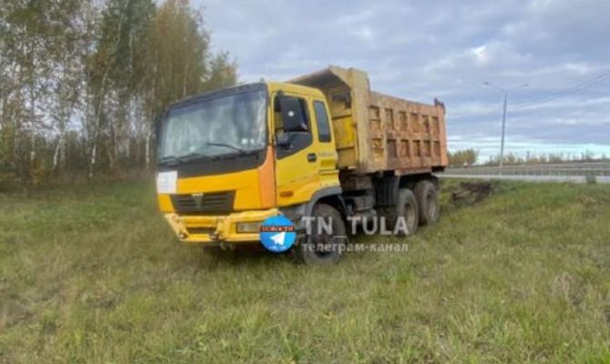 В Тульской области полиция разыскивает водителя грузовика, протаранившего заправку