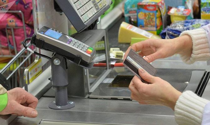 Банки могут позволить россиянам снимать деньги на кассах магазинов