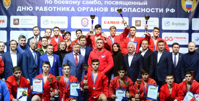 Алексей Дюмин в Москве наградил победителей турнира по боевому самбо 