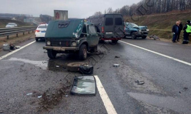 На трассе М-4 «Дон» в Тульской области Hyundai Santa Fe наехал на перевернутый ВАЗ 21213