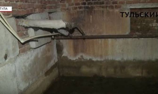 В тульской многоэтажке два года затапливает подвал. РЕПОРТАЖ