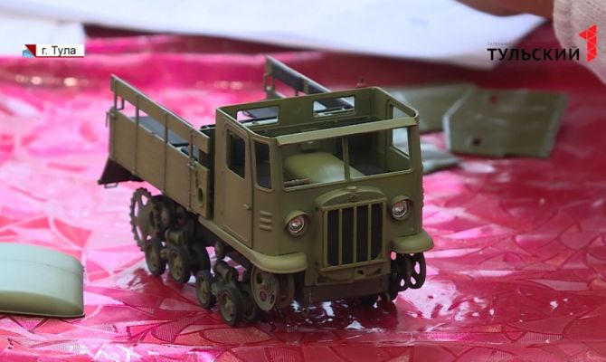 В Туле художники-миниатюристы мастерят уменьшенные в сотни раз модели военной техники
