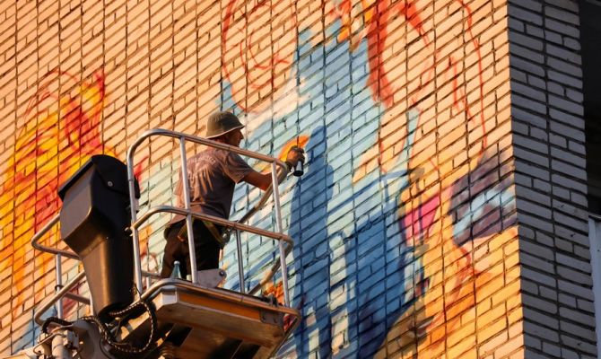 Многоэтажку в Новомосковске украсят изображения сказочных героев