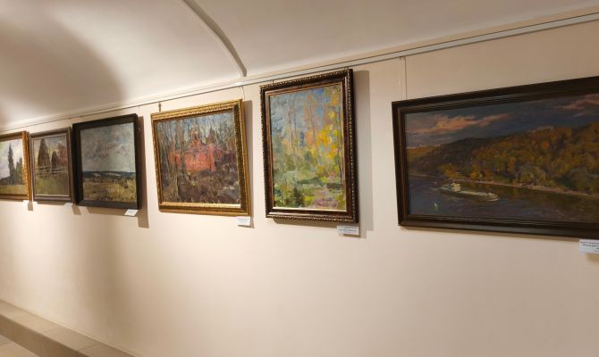 В Крапивне открылась выставка осенних пейзажей известных художников