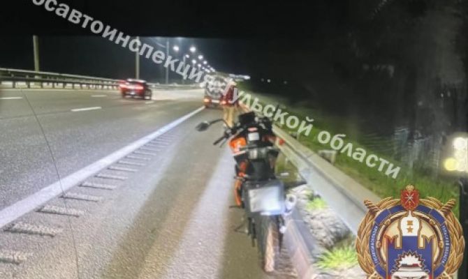 Под Ясногорском 20-летняя девушка упала с мотоцикла