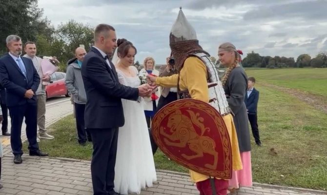На свадьбе на Куликовом поле молодожены прошли богатырские испытания