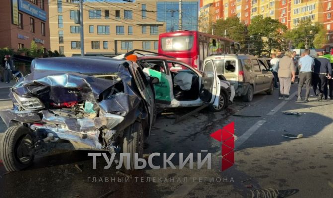 Появились новые кадры массового ДТП на улице Дмитрия Ульянова в Туле