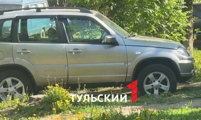 Тульским водителям напомнили о штрафах за парковку на газонах