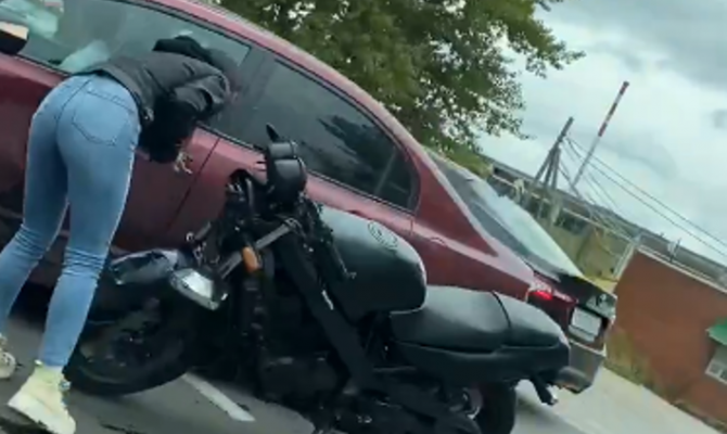 В Туле девушка на мотоцикле протаранила автомобиль