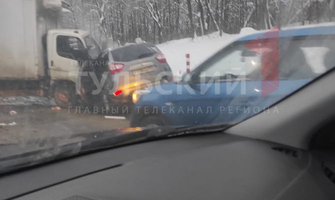 Под Тулой при столкновении грузовика и легковушки погиб человек