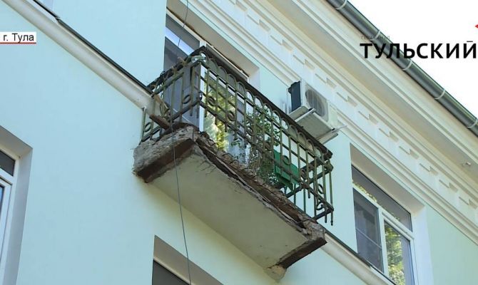 В Туле на ул. Гоголевской аварийный балкон может обрушиться на прохожих. РЕПОРТАЖ