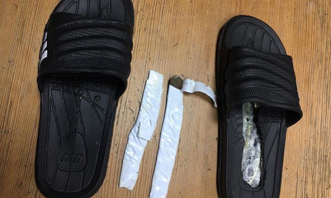 Заключенному тульской колонии пытались передать наркотики в резиновых шлепанцах