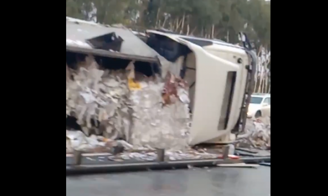 Под Тулой на трассе М-4 "Дон" перевернулась фура