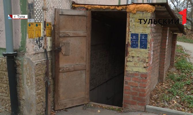 Подвал тульской многоэтажки постоянно топит фекалиями 