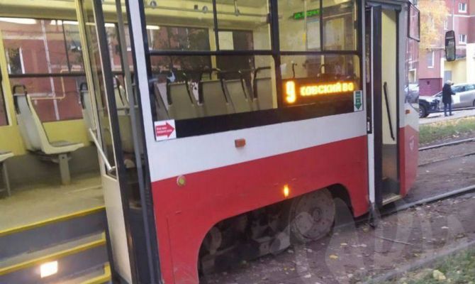 В Туле на улице Плеханова трамвай сошел с рельсов