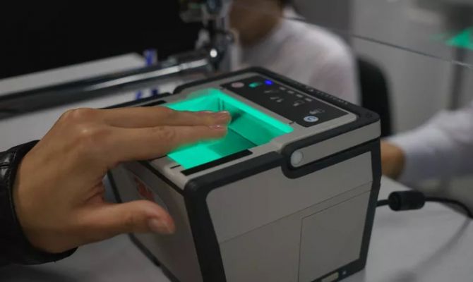 Россиянам стала доступна выездная регистрация биометрии