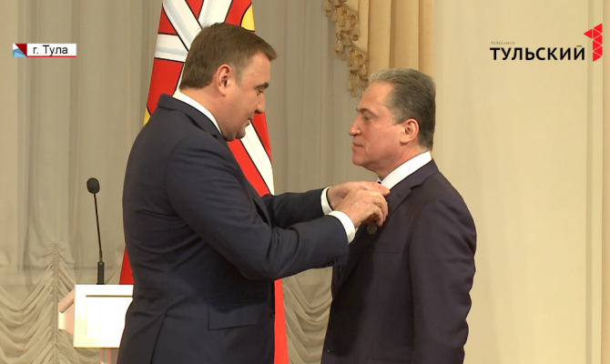 За вклад в борьбу с коронавирусом Алексей Дюмин вручил государственные и региональные награды