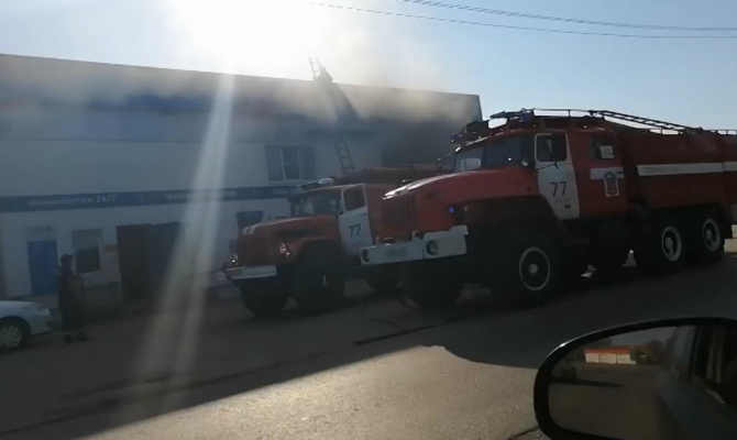 В Тульской области загорелся автосервис