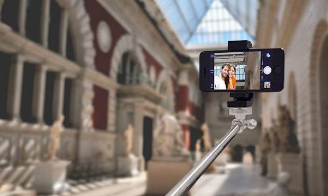 В российских музеях хотят запретить устройства для селфи