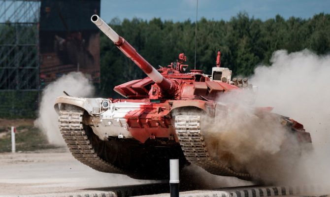 Российская сборная победила в финальной эстафете «Танкового биатлона» 