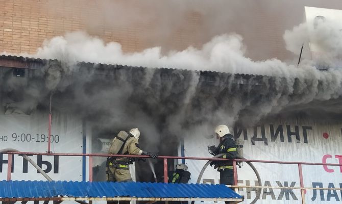 В Туле на улице Мосина загорелся кровельный центр