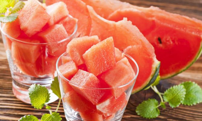 Сладкие лакомства августа: как выбрать качественный арбуз