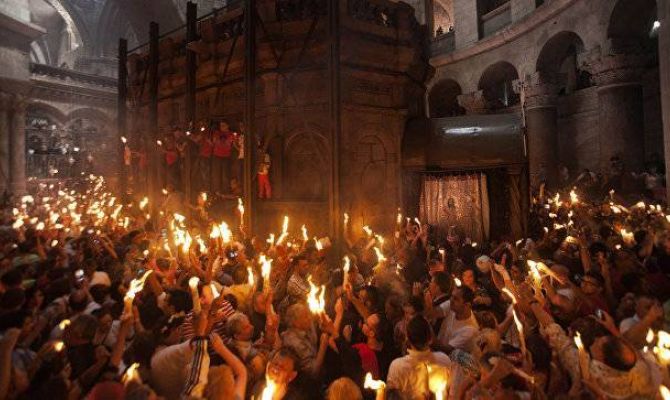 В храме Гроба Господня в Иерусалиме сошел Благодатный огонь