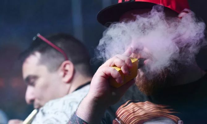 Тулякам хотят запретить курение электронных сигарет на улице