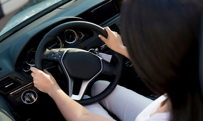 Узловчанка повредила шваброй автомобиль знакомого 