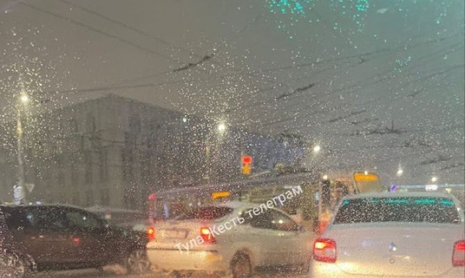 В Туле возле Здания правительства трамвай сошёл с рельсов