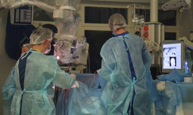 Раньше были неоперабельные: в Туле врачи впервые удалили пациенту глубинную опухоль на мозге