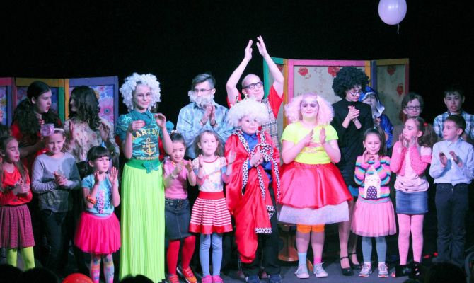 Юные актеры выступили с веселым спектаклем «Все мальчишки дураки или Вот однажды!»