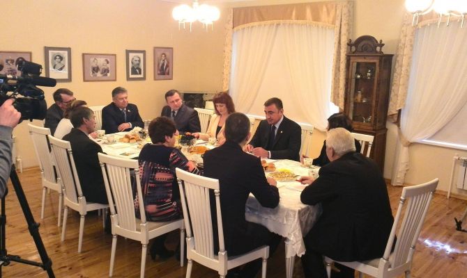 Алексей Дюмин передал в музей Ивана Тургенева в Чернском районе уникальный экспонат