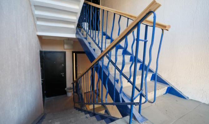 Тулякам напомнили о штрафах за обувь в подъезде