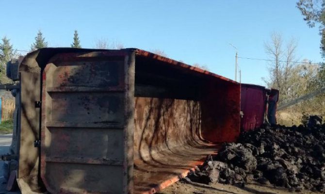В тульской деревне Медвенка грузовик завалился на бок