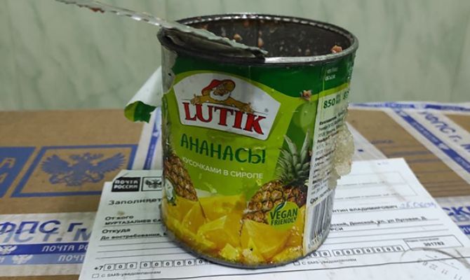 Сотрудники тульской колонии нашли мобильные телефоны в банках с ананасами 