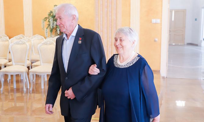 В Туле вручили подарок от Губернатора Алексея Дюмина юбилярам супружеской жизни