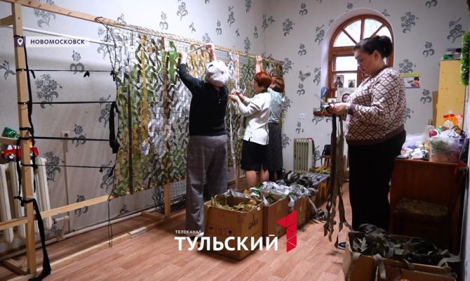 Прихожане церкви в Новомосковске сплели 5 тысяч маскировочных сетей для СВО