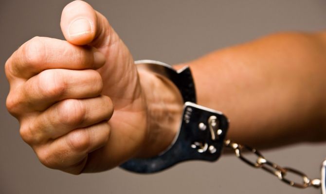 Пьяный житель Кимовска избил полицейского 