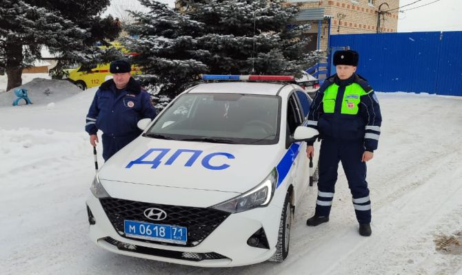В Тульской области инспекторы ДПС помогли застрявшим туристам в новогоднюю ночь