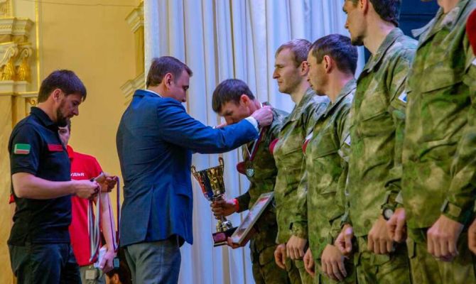 Алексей Дюмин наградил победителей международного чемпионата по тактической стрельбе