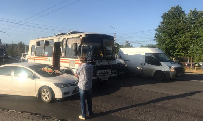 На проспекте Ленина в Туле столкнулись маршрутка и легковушка